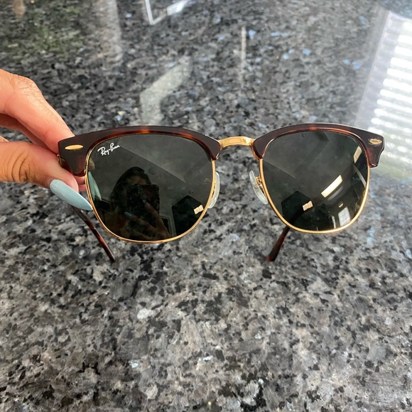Ray-Ban RB3016 Clubmaster Classic Sunglasses with Tortoise Frame - Picture 3 of 4